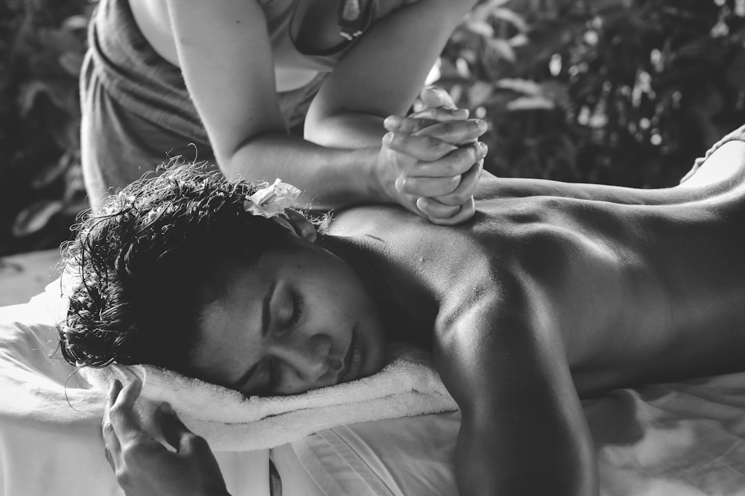 Massage therapy in one of our retreats in Mexico.

Masseuse: @malakaiwellness
Model: @lutch14.0